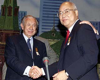 Хуан-Антонио Самаранч поздравява председателя на Китайския олимпийски комитет с избирането на Пекин за домакин на Олимпийските игри през 2008 г.